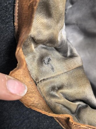 Luftwaffe, Feldmütze Modell 1943 für Offiziere. Ab Werk mit Offizierslitze gefertigtes Stück. Kopfgrösse 58, leicht getragen.