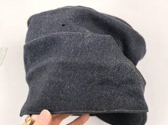 Luftwaffe, Feldmütze Modell 1943 für Offiziere. Ab Werk mit Offizierslitze gefertigtes Stück. Kopfgrösse 58, leicht getragen.