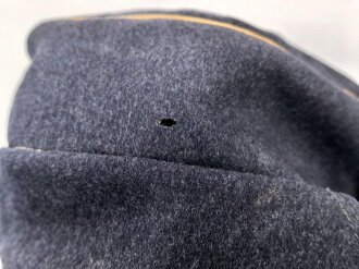Luftwaffe, Feldmütze Modell 1943 für Offiziere. Ab Werk mit Offizierslitze gefertigtes Stück. Kopfgrösse 58, leicht getragen.