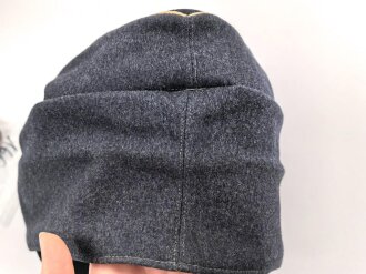 Luftwaffe, Feldmütze Modell 1943 für Offiziere. Ab Werk mit Offizierslitze gefertigtes Stück. Kopfgrösse 58, leicht getragen.