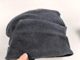 Luftwaffe, Feldmütze Modell 1943 für Offiziere. Ab Werk mit Offizierslitze gefertigtes Stück. Kopfgrösse 58, leicht getragen.
