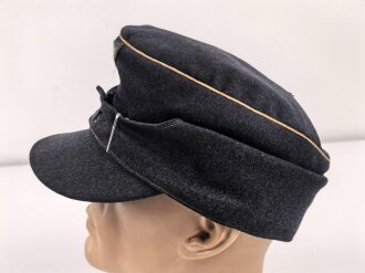 Luftwaffe, Feldmütze Modell 1943 für Offiziere. Ab Werk mit Offizierslitze gefertigtes Stück. Kopfgrösse 58, leicht getragen.