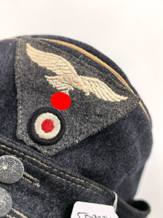Luftwaffe, Feldmütze Modell 1943 für Offiziere. Ab Werk mit Offizierslitze gefertigtes Stück. Kopfgrösse 58, leicht getragen.