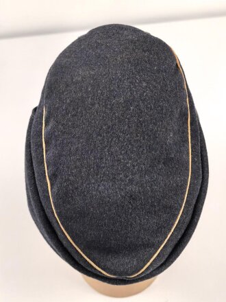 Luftwaffe, Feldmütze Modell 1943 für Offiziere. Ab Werk mit Offizierslitze gefertigtes Stück. Kopfgrösse 58, leicht getragen.