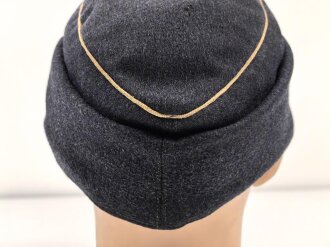 Luftwaffe, Feldmütze Modell 1943 für Offiziere. Ab Werk mit Offizierslitze gefertigtes Stück. Kopfgrösse 58, leicht getragen.