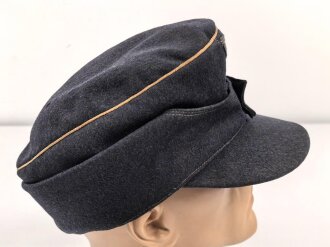 Luftwaffe, Feldmütze Modell 1943 für Offiziere. Ab Werk mit Offizierslitze gefertigtes Stück. Kopfgrösse 58, leicht getragen.