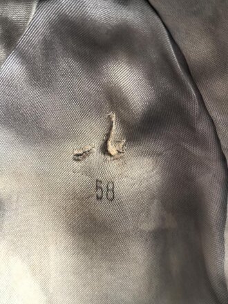 Luftwaffe, Feldmütze Modell 1943 für Offiziere. Ab Werk mit Offizierslitze gefertigtes Stück. Kopfgrösse 58, leicht getragen.