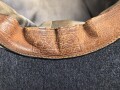 Luftwaffe, Feldmütze Modell 1943 für Offiziere. Ab Werk mit Offizierslitze gefertigtes Stück. Kopfgrösse 58, leicht getragen.