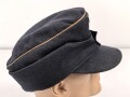 Luftwaffe, Feldmütze Modell 1943 für Offiziere. Ab Werk mit Offizierslitze gefertigtes Stück. Kopfgrösse 58, leicht getragen.