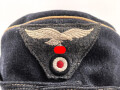 Luftwaffe, Feldmütze Modell 1943 für Offiziere. Ab Werk mit Offizierslitze gefertigtes Stück. Kopfgrösse 58, leicht getragen.