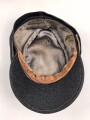 Luftwaffe, Feldmütze Modell 1943 für Offiziere. Ab Werk mit Offizierslitze gefertigtes Stück. Kopfgrösse 58, leicht getragen.