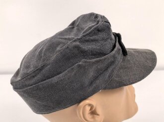 Luftwaffe, Feldmütze Modell 1943 für Mannschaften. Späte, " leichte " Ausführung. Leicht angeschmutzt, Kopfgrösse gemessen 54