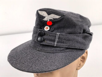 Luftwaffe, Feldmütze Modell 1943 für Mannschaften. Italienische Fertigung, typische lackierte Holzknöpfe, die Effekten ab Werk durchgenäht, Kopfgrösse 57.