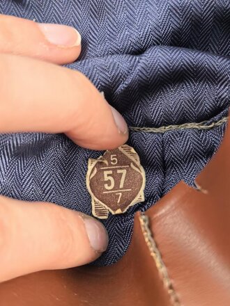 Luftwaffe, Feldmütze Modell 1943 für Mannschaften. Italienische Fertigung, typische lackierte Holzknöpfe, die Effekten ab Werk durchgenäht, Kopfgrösse 57.