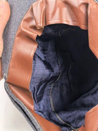 Luftwaffe, Feldmütze Modell 1943 für Mannschaften. Italienische Fertigung, typische lackierte Holzknöpfe, die Effekten ab Werk durchgenäht, Kopfgrösse 57.