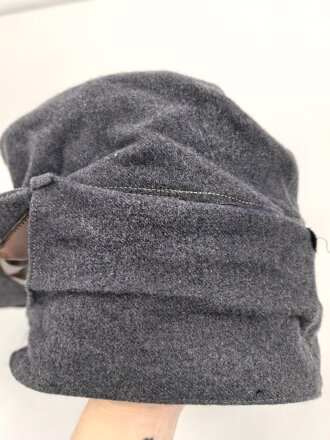 Luftwaffe, Feldmütze Modell 1943 für Mannschaften. Italienische Fertigung, typische lackierte Holzknöpfe, die Effekten ab Werk durchgenäht, Kopfgrösse 57.