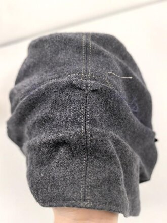 Luftwaffe, Feldmütze Modell 1943 für Mannschaften. Italienische Fertigung, typische lackierte Holzknöpfe, die Effekten ab Werk durchgenäht, Kopfgrösse 57.