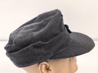 Luftwaffe, Feldmütze Modell 1943 für Mannschaften. Italienische Fertigung, typische lackierte Holzknöpfe, die Effekten ab Werk durchgenäht, Kopfgrösse 57.