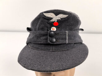 Luftwaffe, Feldmütze Modell 1943 für Mannschaften. Italienische Fertigung, typische lackierte Holzknöpfe, die Effekten ab Werk durchgenäht, Kopfgrösse 57.