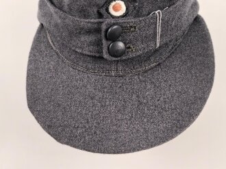 Luftwaffe, Feldmütze Modell 1943 für Mannschaften. Italienische Fertigung, typische lackierte Holzknöpfe, die Effekten ab Werk durchgenäht, Kopfgrösse 57.