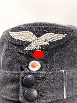 Luftwaffe, Feldmütze Modell 1943 für Mannschaften. Italienische Fertigung, typische lackierte Holzknöpfe, die Effekten ab Werk durchgenäht, Kopfgrösse 57.
