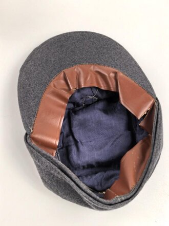 Luftwaffe, Feldmütze Modell 1943 für Mannschaften. Italienische Fertigung, typische lackierte Holzknöpfe, die Effekten ab Werk durchgenäht, Kopfgrösse 57.