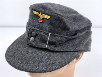 Luftwaffe, Feldmütze Modell 1943 für Mannschaften. Original vernähter Kriegsmarineadler, Kopfgrösse 60, datiert 1944. So noch nie gesehen.