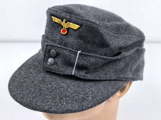 Luftwaffe, Feldmütze Modell 1943 für Mannschaften. Original vernähter Kriegsmarineadler, Kopfgrösse 60, datiert 1944. So noch nie gesehen.