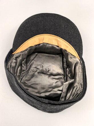 Luftwaffe, Feldmütze Modell 1943 für Mannschaften. Original vernähter Kriegsmarineadler, Kopfgrösse 60, datiert 1944. So noch nie gesehen.