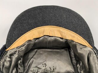 Luftwaffe, Feldmütze Modell 1943 für Mannschaften. Original vernähter Kriegsmarineadler, Kopfgrösse 60, datiert 1944. So noch nie gesehen.