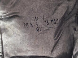 Luftwaffe, Feldmütze Modell 1943 für Mannschaften. Original vernähter Kriegsmarineadler, Kopfgrösse 60, datiert 1944. So noch nie gesehen.