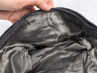 Luftwaffe, Feldmütze Modell 1943 für Mannschaften. Original vernähter Kriegsmarineadler, Kopfgrösse 60, datiert 1944. So noch nie gesehen.