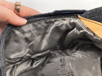 Luftwaffe, Feldmütze Modell 1943 für Mannschaften. Original vernähter Kriegsmarineadler, Kopfgrösse 60, datiert 1944. So noch nie gesehen.