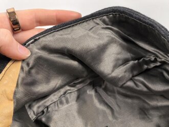 Luftwaffe, Feldmütze Modell 1943 für Mannschaften. Original vernähter Kriegsmarineadler, Kopfgrösse 60, datiert 1944. So noch nie gesehen.