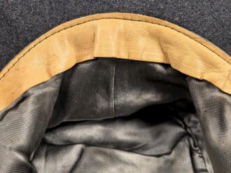 Luftwaffe, Feldmütze Modell 1943 für Mannschaften. Original vernähter Kriegsmarineadler, Kopfgrösse 60, datiert 1944. So noch nie gesehen.
