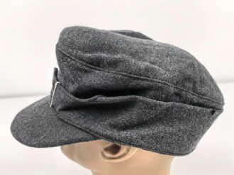Luftwaffe, Feldmütze Modell 1943 für Mannschaften. Original vernähter Kriegsmarineadler, Kopfgrösse 60, datiert 1944. So noch nie gesehen.