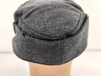 Luftwaffe, Feldmütze Modell 1943 für Mannschaften. Original vernähter Kriegsmarineadler, Kopfgrösse 60, datiert 1944. So noch nie gesehen.