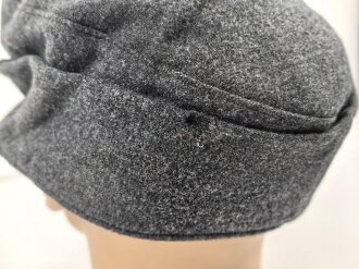 Luftwaffe, Feldmütze Modell 1943 für Mannschaften. Original vernähter Kriegsmarineadler, Kopfgrösse 60, datiert 1944. So noch nie gesehen.