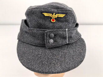 Luftwaffe, Feldmütze Modell 1943 für Mannschaften. Original vernähter Kriegsmarineadler, Kopfgrösse 60, datiert 1944. So noch nie gesehen.