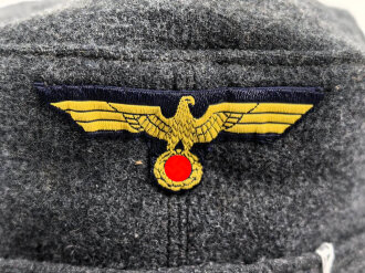 Luftwaffe, Feldmütze Modell 1943 für Mannschaften. Original vernähter Kriegsmarineadler, Kopfgrösse 60, datiert 1944. So noch nie gesehen.