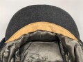 Luftwaffe, Feldmütze Modell 1943 für Mannschaften. Original vernähter Kriegsmarineadler, Kopfgrösse 60, datiert 1944. So noch nie gesehen.