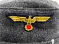 Luftwaffe, Feldmütze Modell 1943 für Mannschaften. Original vernähter Kriegsmarineadler, Kopfgrösse 60, datiert 1944. So noch nie gesehen.