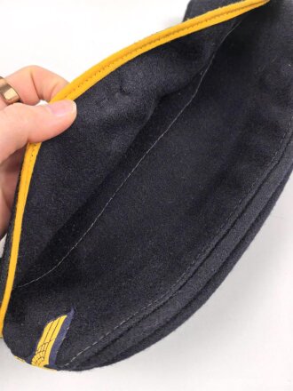 Schiffchen für eine Nachrichtenhelferin der Kriegsmarine. der Adler an ungewöhnlicher Stelle, aber meiner Meinung nach original vernäht. An den Seiten diverse kleiner Löcher von Abzeichen. Souvenier eines amerikanischen Soldaten aus dem 2. Weltkrieg