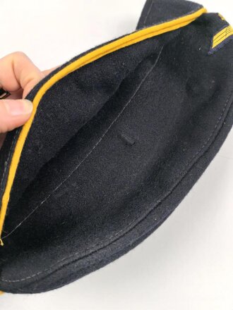 Schiffchen für eine Nachrichtenhelferin der Kriegsmarine. der Adler an ungewöhnlicher Stelle, aber meiner Meinung nach original vernäht. An den Seiten diverse kleiner Löcher von Abzeichen. Souvenier eines amerikanischen Soldaten aus dem 2. Weltkrieg