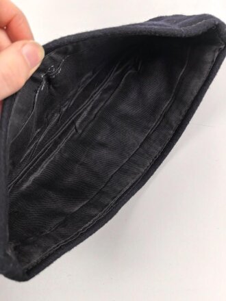 Schiffchen für eine Nachrichtenhelferin der Kriegsmarine. der Adler an ungewöhnlicher Stelle, aber meiner Meinung nach original vernäht. An den Seiten diverse kleiner Löcher von Abzeichen. Souvenier eines amerikanischen Soldaten aus dem 2. Weltkrieg