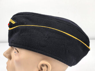 Schiffchen für eine Nachrichtenhelferin der Kriegsmarine. der Adler an ungewöhnlicher Stelle, aber meiner Meinung nach original vernäht. An den Seiten diverse kleiner Löcher von Abzeichen. Souvenier eines amerikanischen Soldaten aus dem 2. Weltkrieg