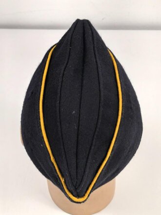 Schiffchen für eine Nachrichtenhelferin der Kriegsmarine. der Adler an ungewöhnlicher Stelle, aber meiner Meinung nach original vernäht. An den Seiten diverse kleiner Löcher von Abzeichen. Souvenier eines amerikanischen Soldaten aus dem 2. Weltkrieg