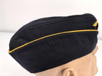 Schiffchen für eine Nachrichtenhelferin der Kriegsmarine. der Adler an ungewöhnlicher Stelle, aber meiner Meinung nach original vernäht. An den Seiten diverse kleiner Löcher von Abzeichen. Souvenier eines amerikanischen Soldaten aus dem 2. Weltkrieg