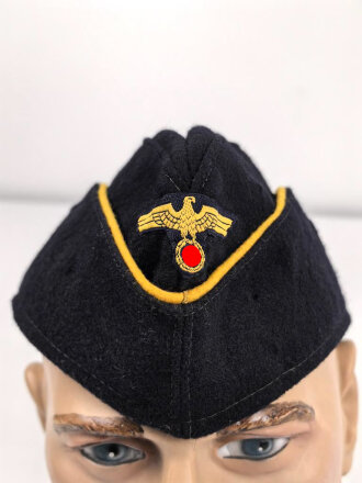 Schiffchen für eine Nachrichtenhelferin der Kriegsmarine. der Adler an ungewöhnlicher Stelle, aber meiner Meinung nach original vernäht. An den Seiten diverse kleiner Löcher von Abzeichen. Souvenier eines amerikanischen Soldaten aus dem 2. Weltkrieg