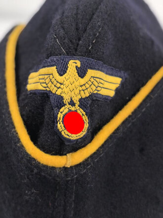 Schiffchen für eine Nachrichtenhelferin der Kriegsmarine. der Adler an ungewöhnlicher Stelle, aber meiner Meinung nach original vernäht. An den Seiten diverse kleiner Löcher von Abzeichen. Souvenier eines amerikanischen Soldaten aus dem 2. Weltkrieg